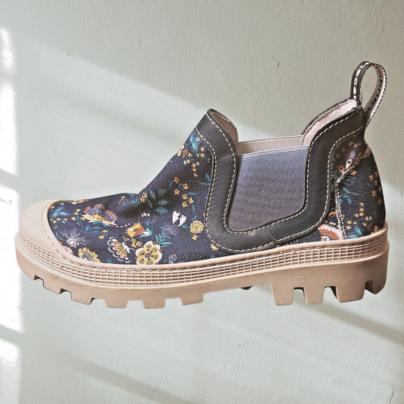 sold out! vaddia izzy navy floral sneakers us 6.5 retail $199 - Picture 1 of 11